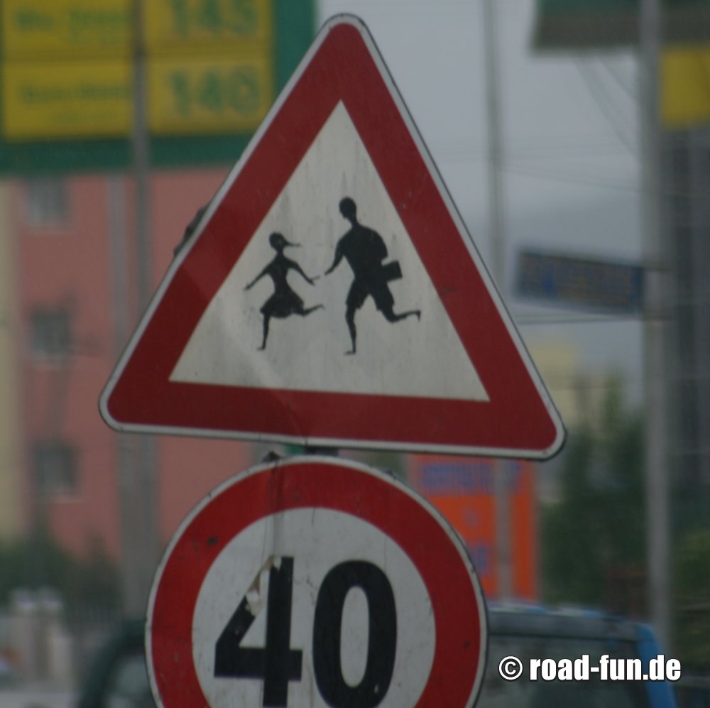 Gefahrenschild Albanien - Kinder