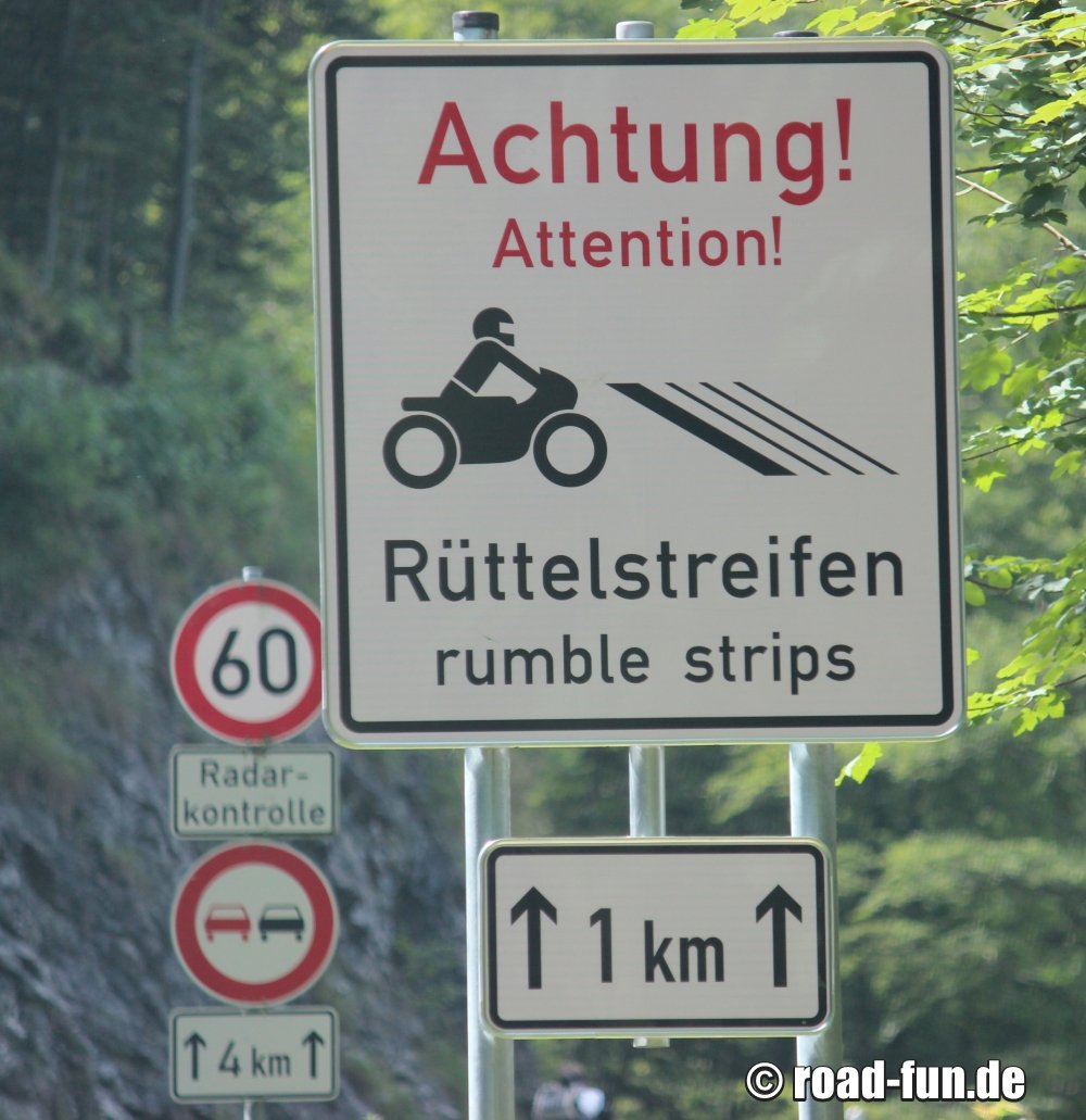 Gefahrenschild Deutschland - Rüttelstreifen