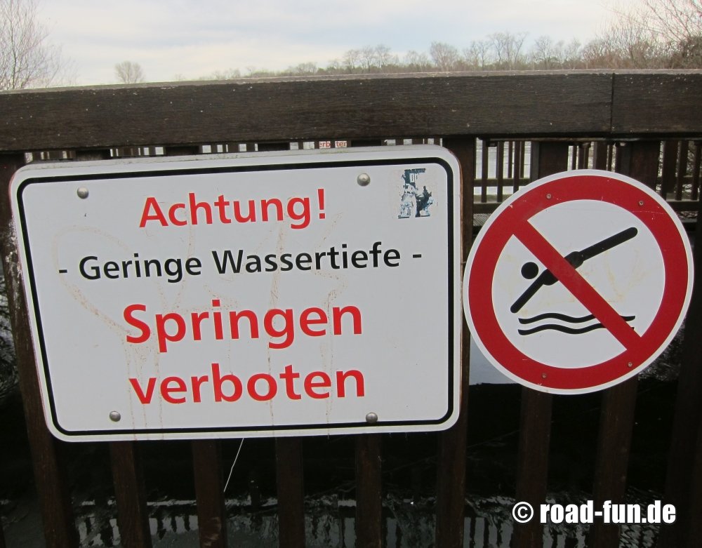 Gefahrenschild Deutschland geringe Wassertiefe, Springen verboten