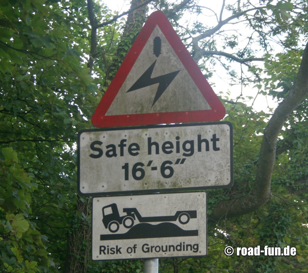 Gefahrenschild England - Grounding + niedrige Stromleitungen