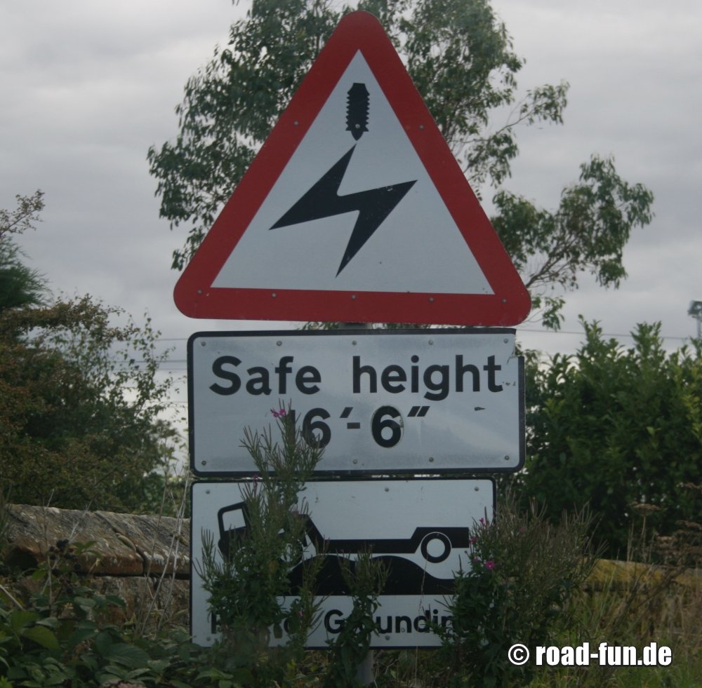 Gefahrenschild England - Grounding + niedrige Stromleitungen