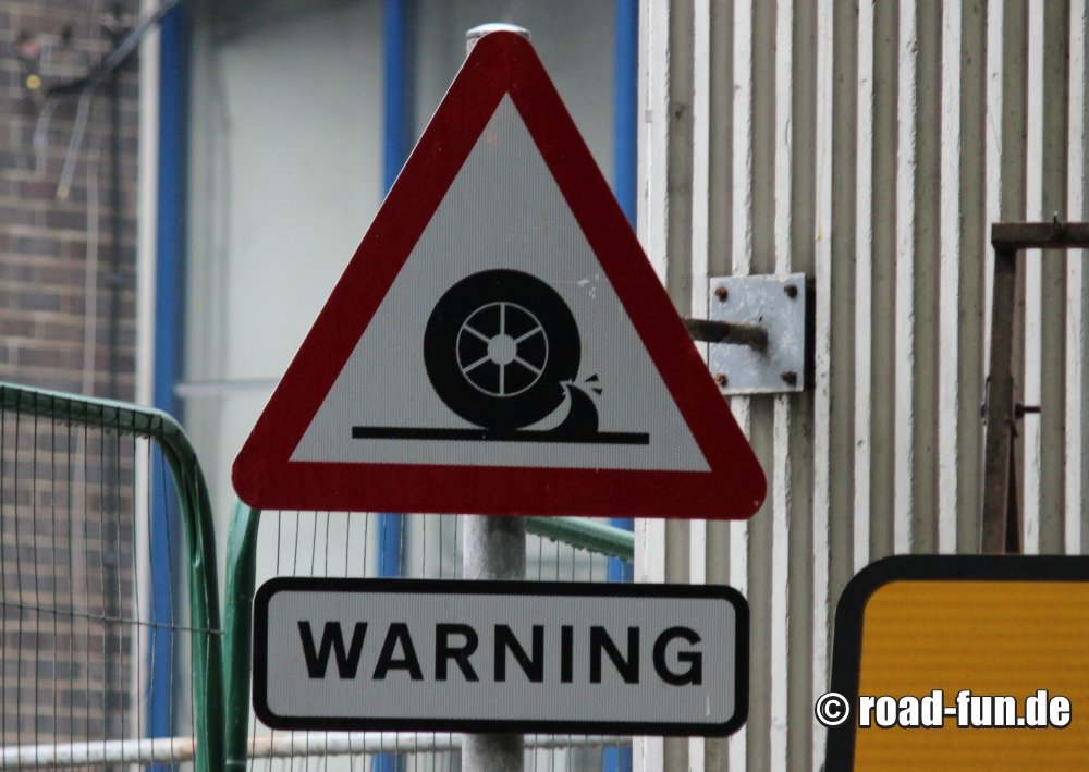 Gefahrenschild England - Katzenkrallen
