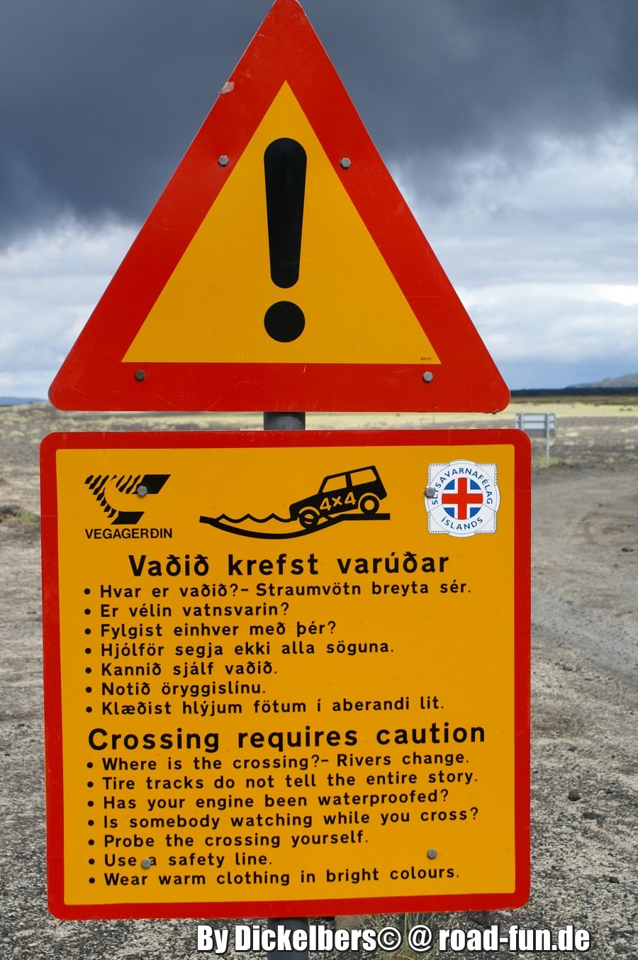 Gefahrenschild Island - Flussdurchquerung Allradantrieb