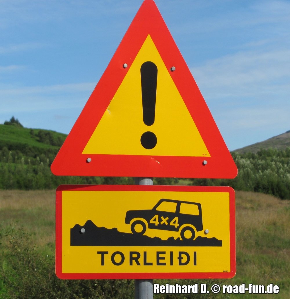 Gefahrenschild Island - Schwierige Straße nur Offroad Fahrzeuge