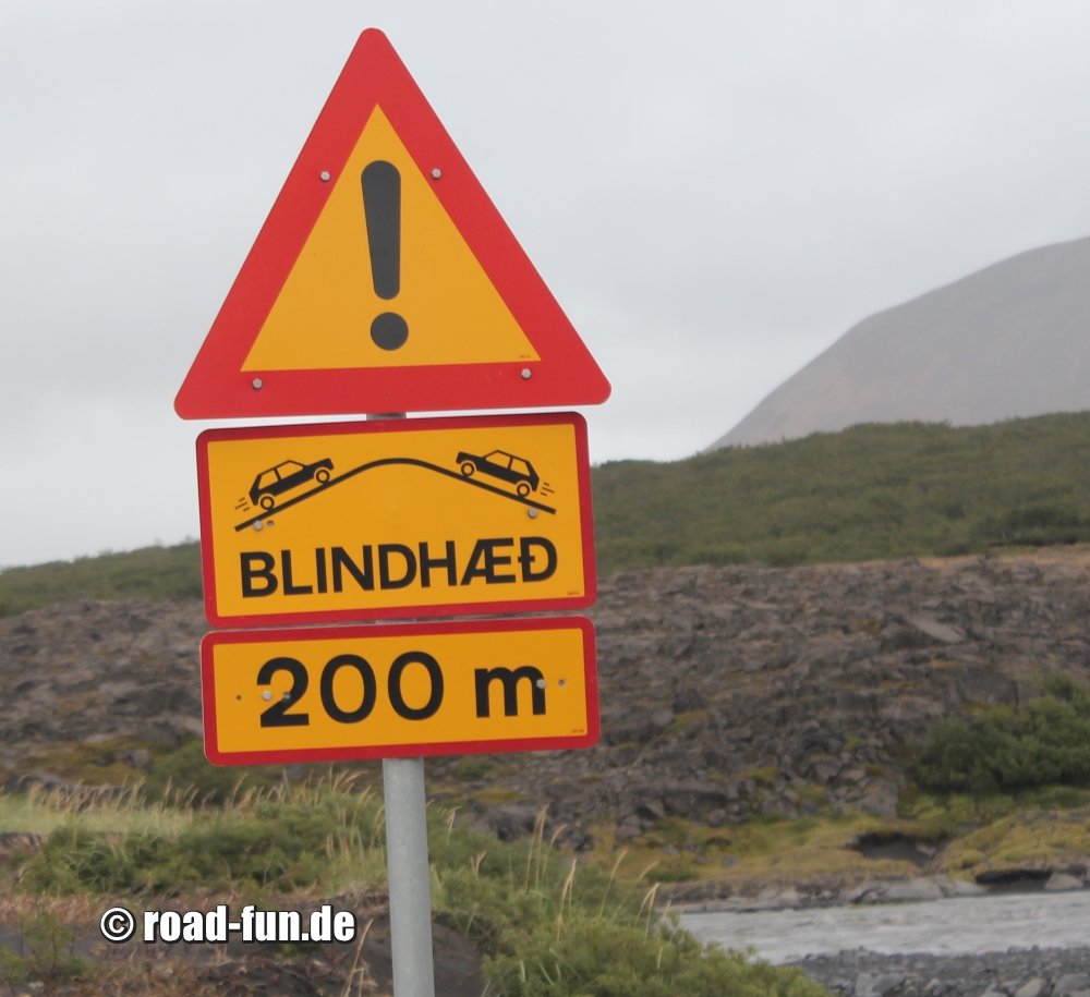 Gefahrenschild Island - Unübersichtliche Bergkuppe