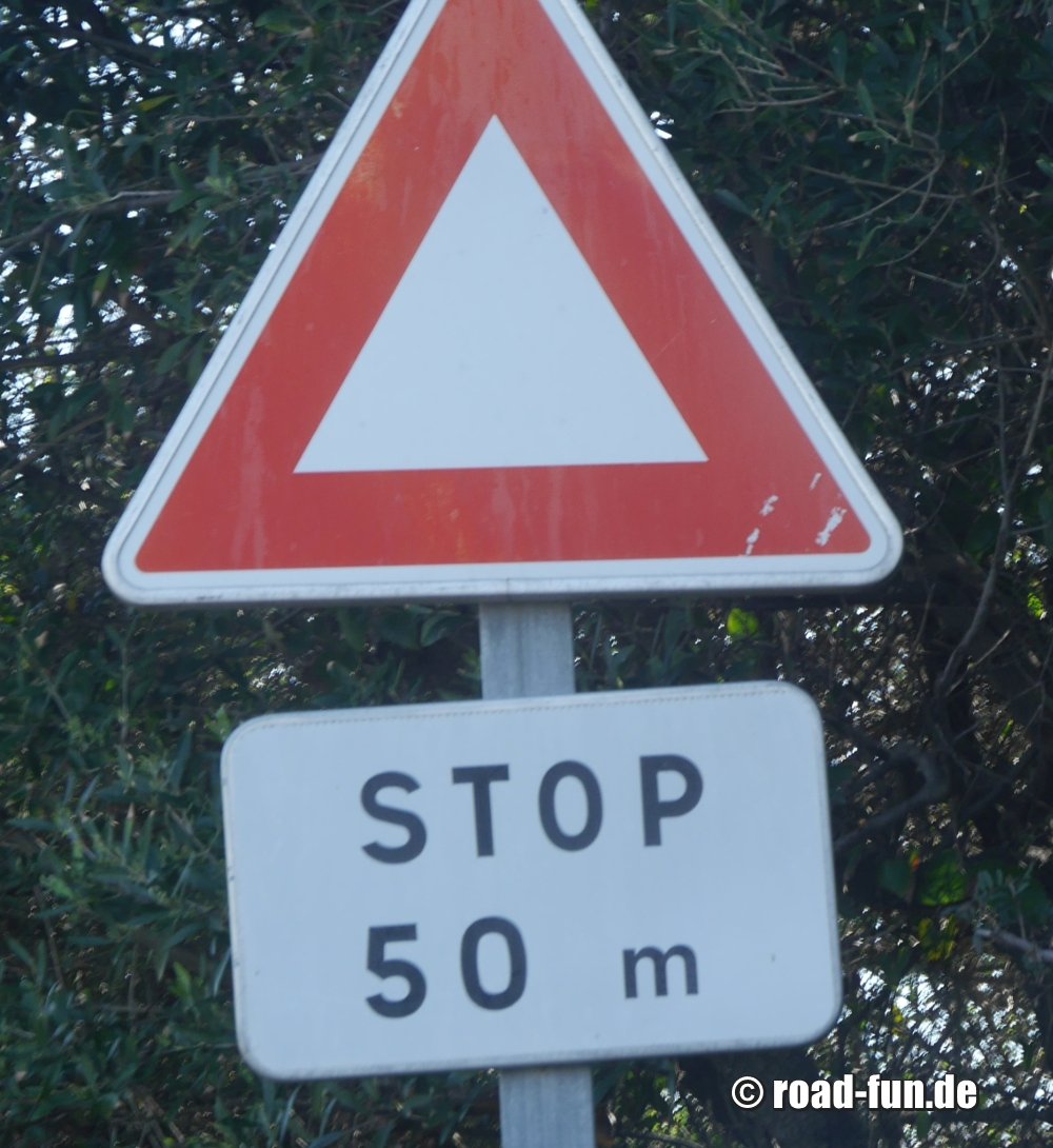 Gefahrenschild Korsika - Stoppschild voraus