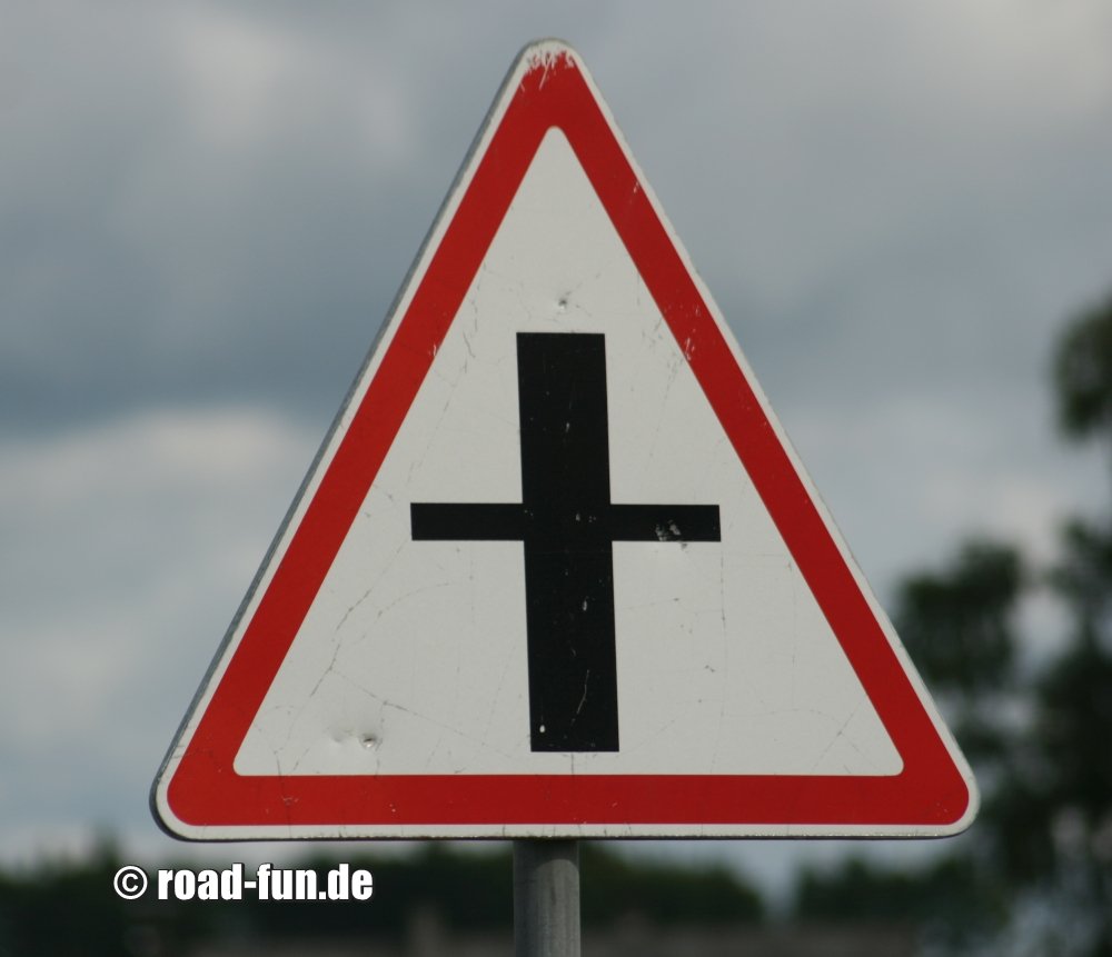 Gefahrenschild Litauen - Kreuzung