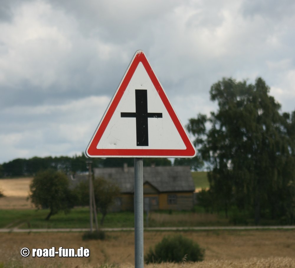 Gefahrenschild Litauen - Kreuzung