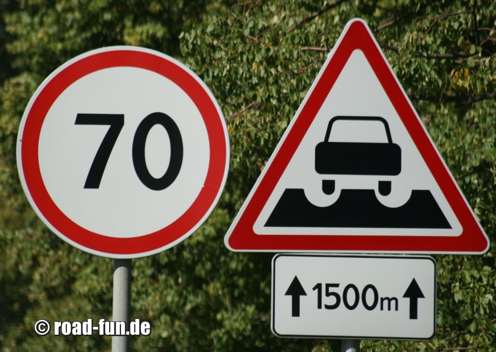 Gefahrenschild Litauen - Spurrillen