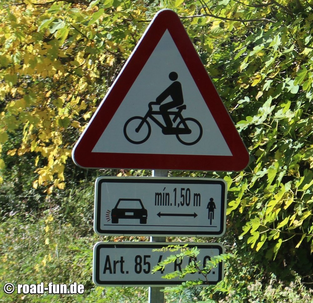 Gefahrenschild Spanien - Radfahrer, Mindestabstand 1,5 m