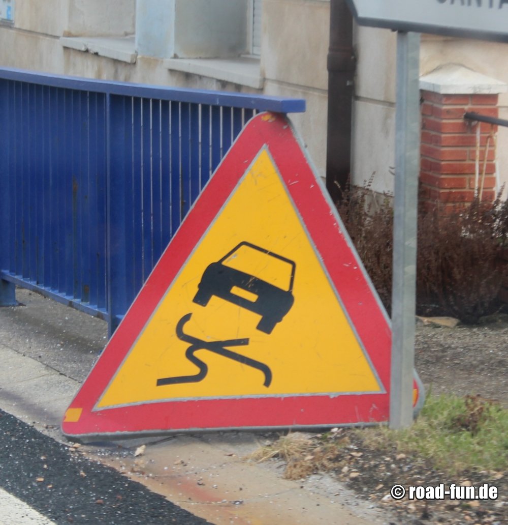 Gefahrenschild Spanien - Schleudergefahr