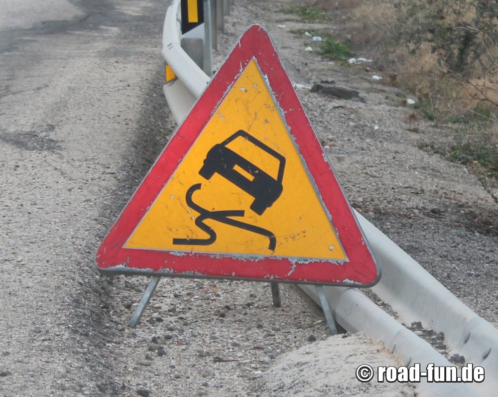 Gefahrenschild Spanien - Schleudergefahr