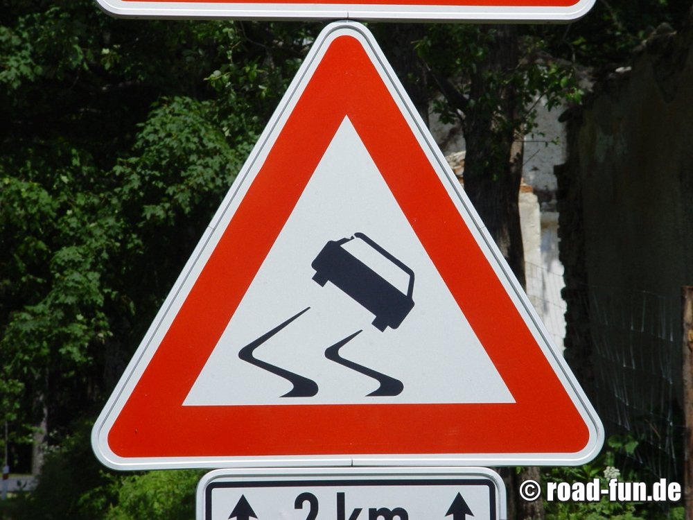 Gefahrenschild Tschechien - Schleudergefahr