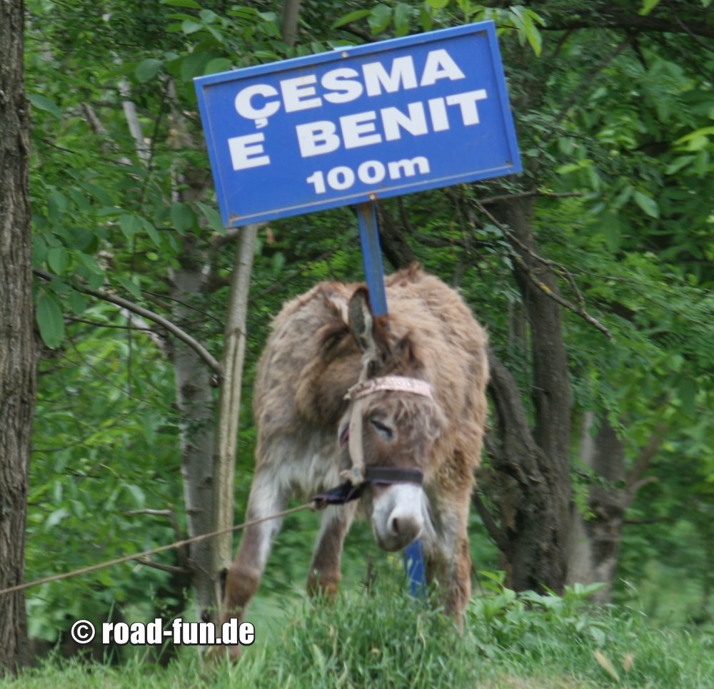 Hinweisschild Albanien - Brunnen ()
