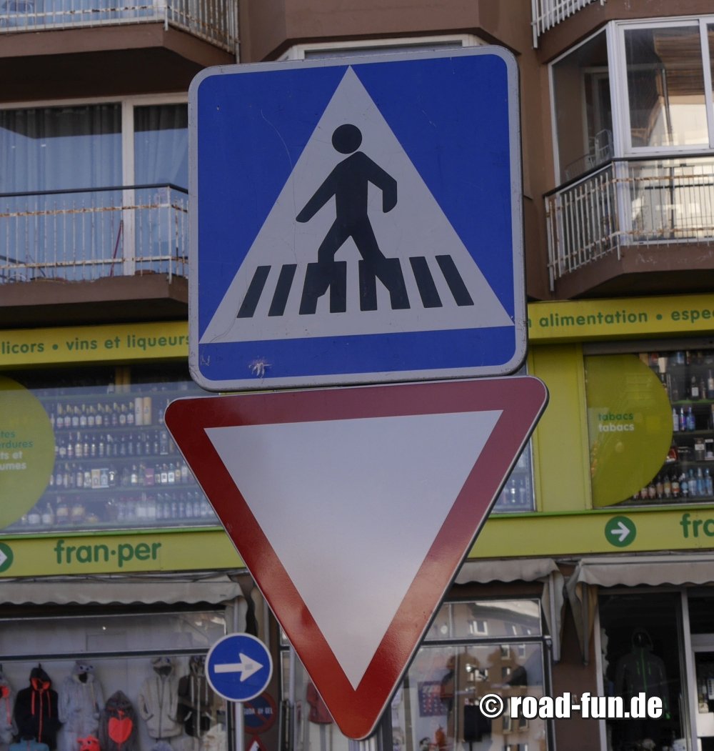 Hinweisschild Andorra - Fussueberweg