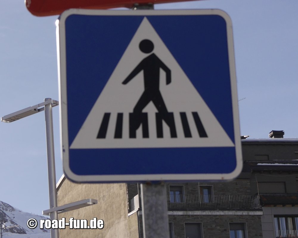 Hinweisschild Andorra - Fussueberweg