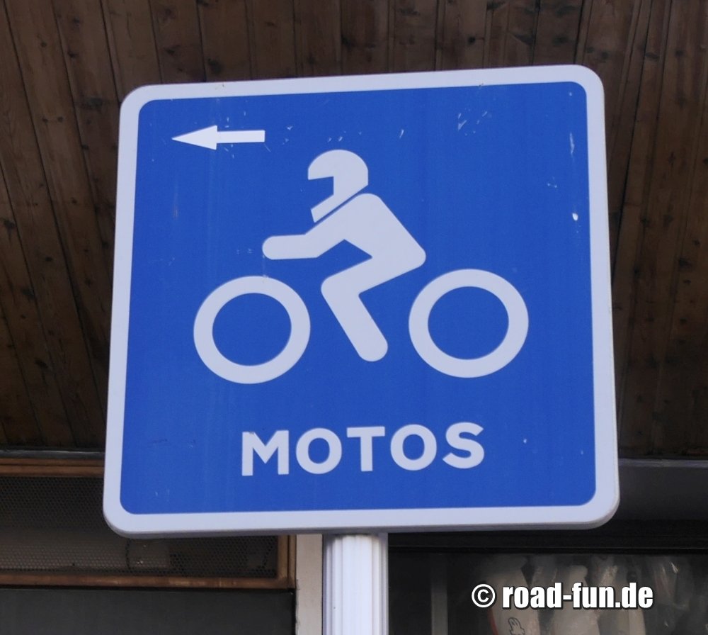 Hinweisschild Andorra - Parkplatz Motorräder