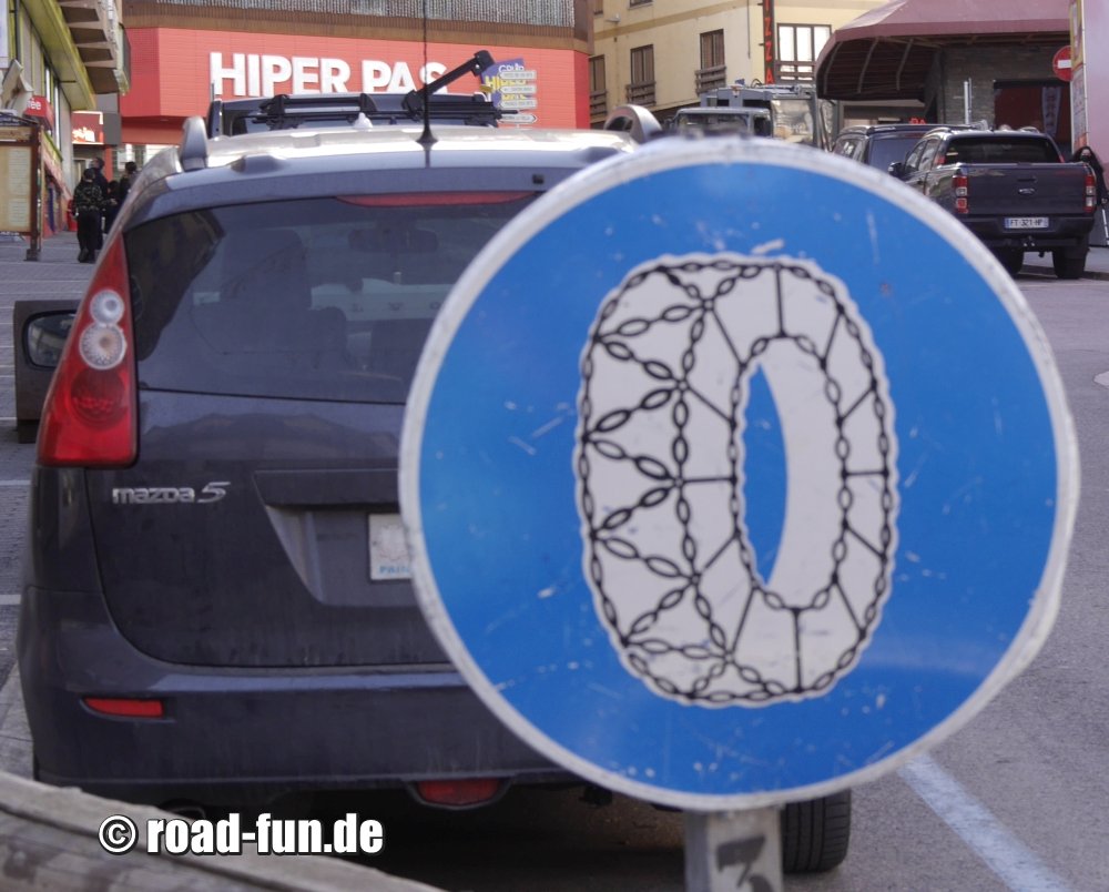 Hinweisschild Andorra - Schneeketten Plicht