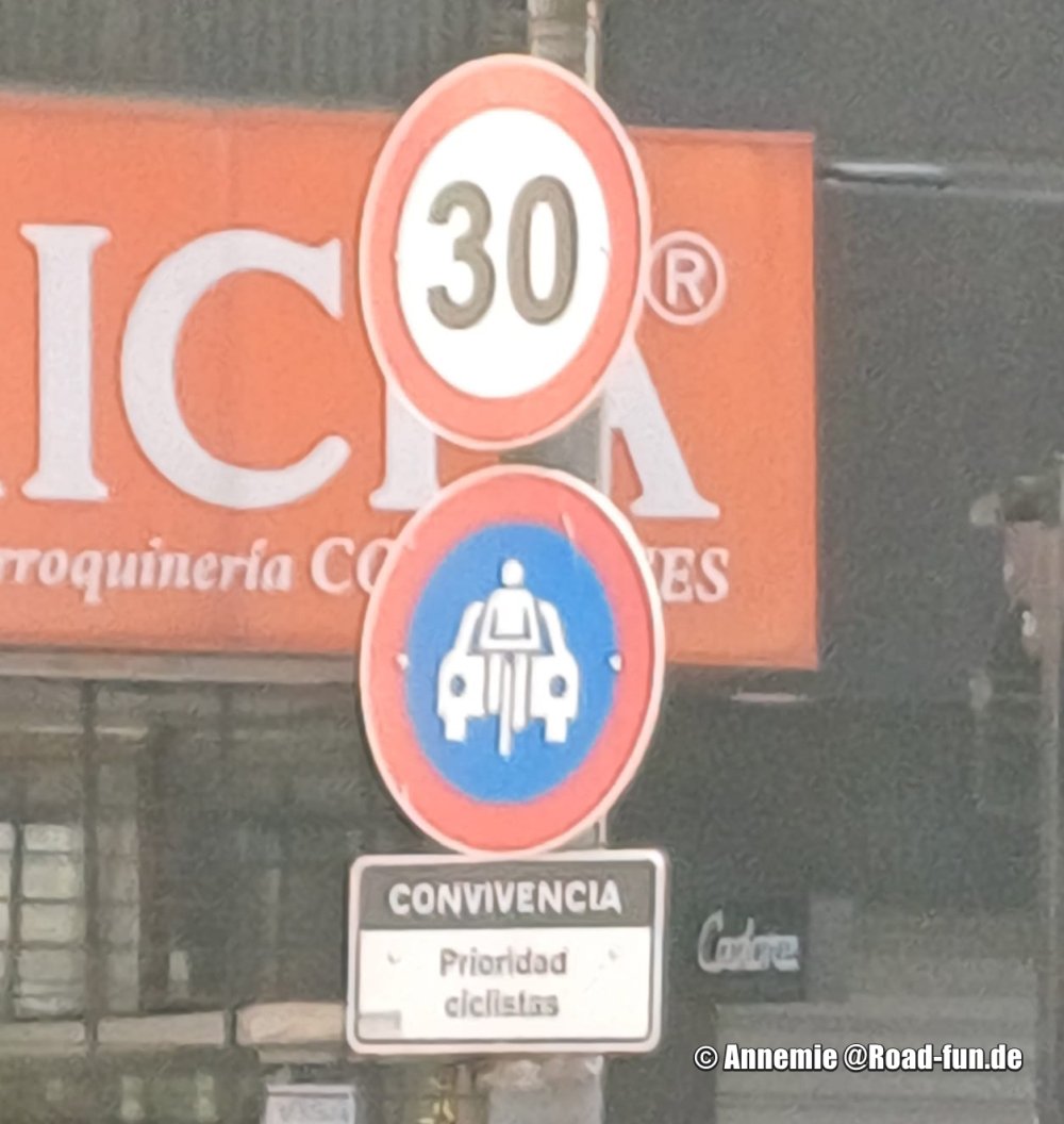 Hinweisschild Argentinien - Obligatorische Straße für Radfahrer und Autos