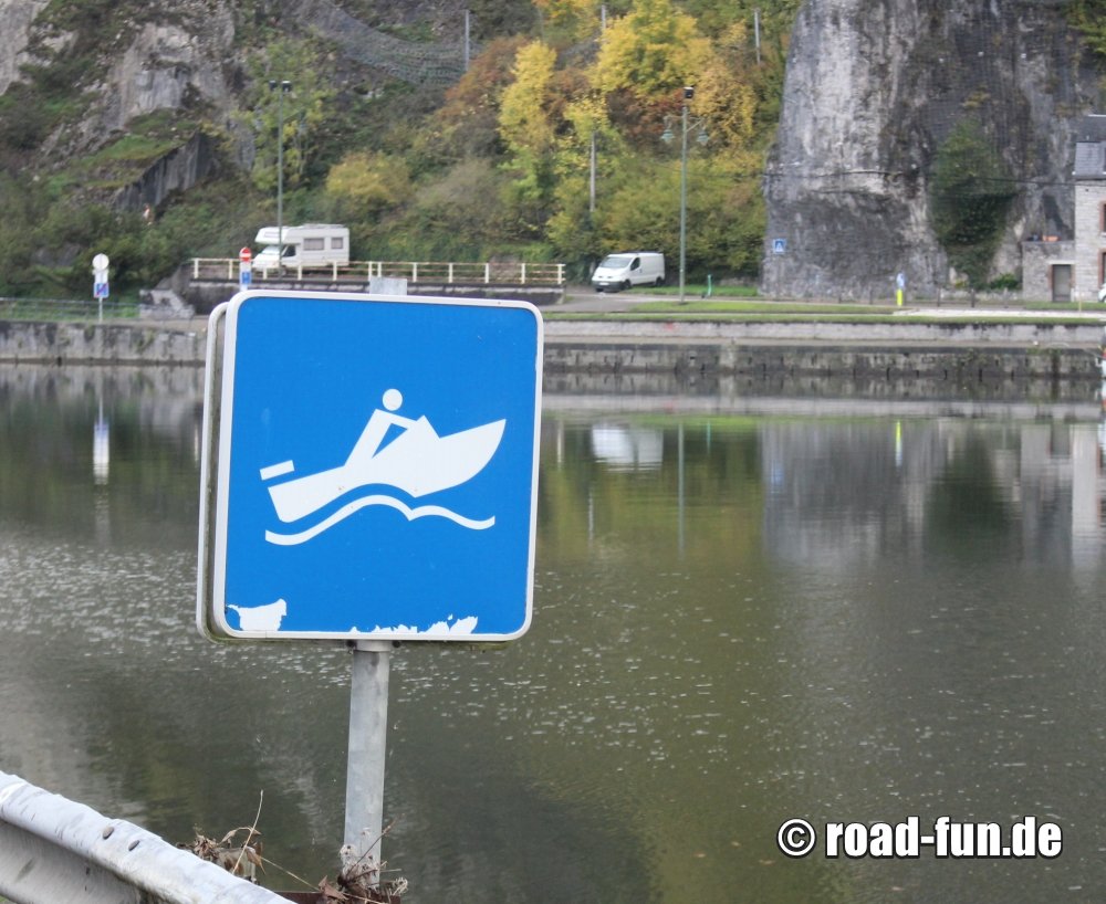 Hinweisschild Belgien - Motorboote auf der Maas
