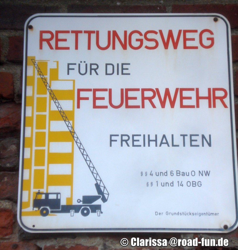 Hinweisschild Deutschland - Feuerwehr Rettungsweg