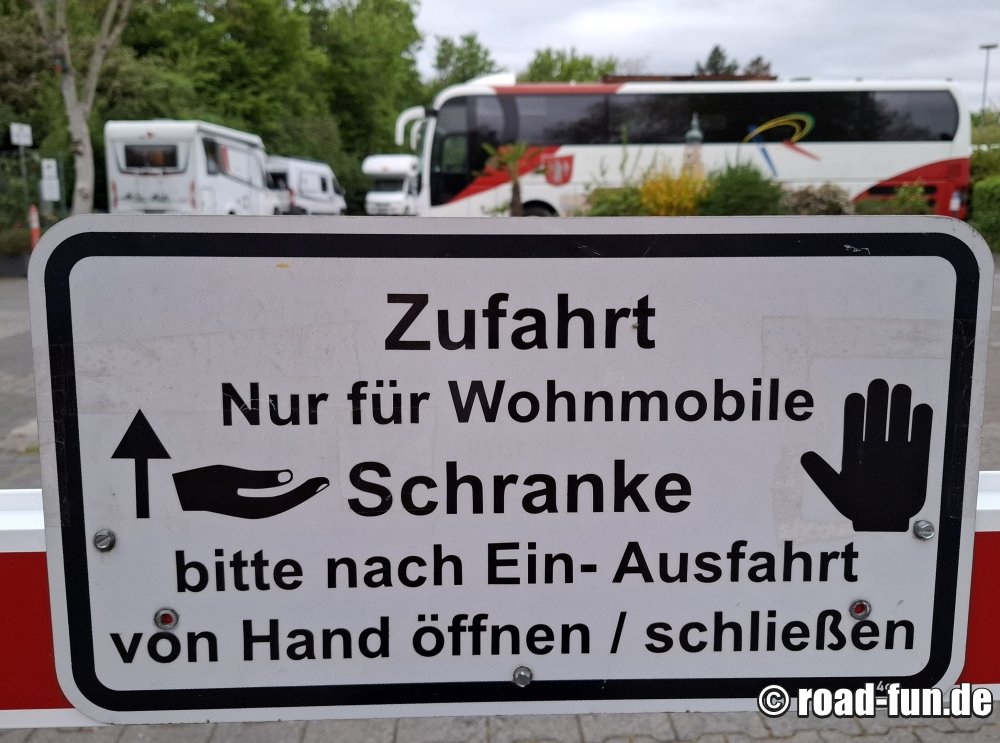 Hinweisschild Deutschland - Schranke öffnen