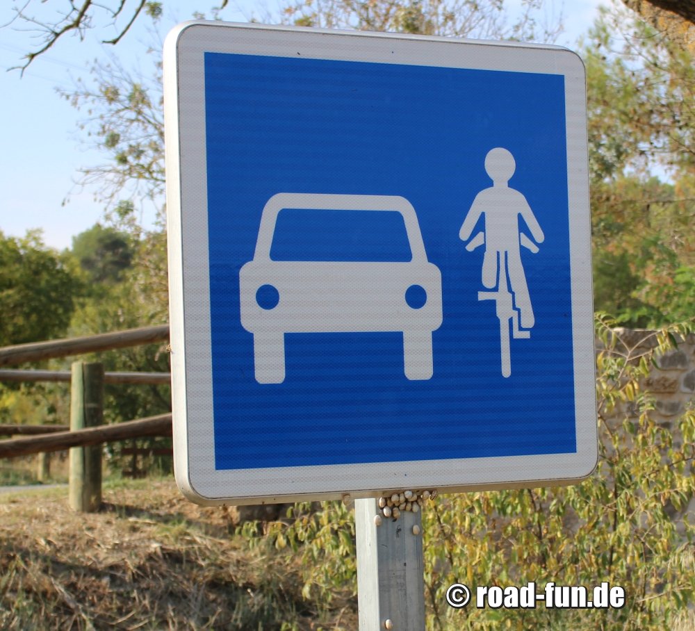 Hinweisschild Frankreich - Abstand zu Radfahrer halten