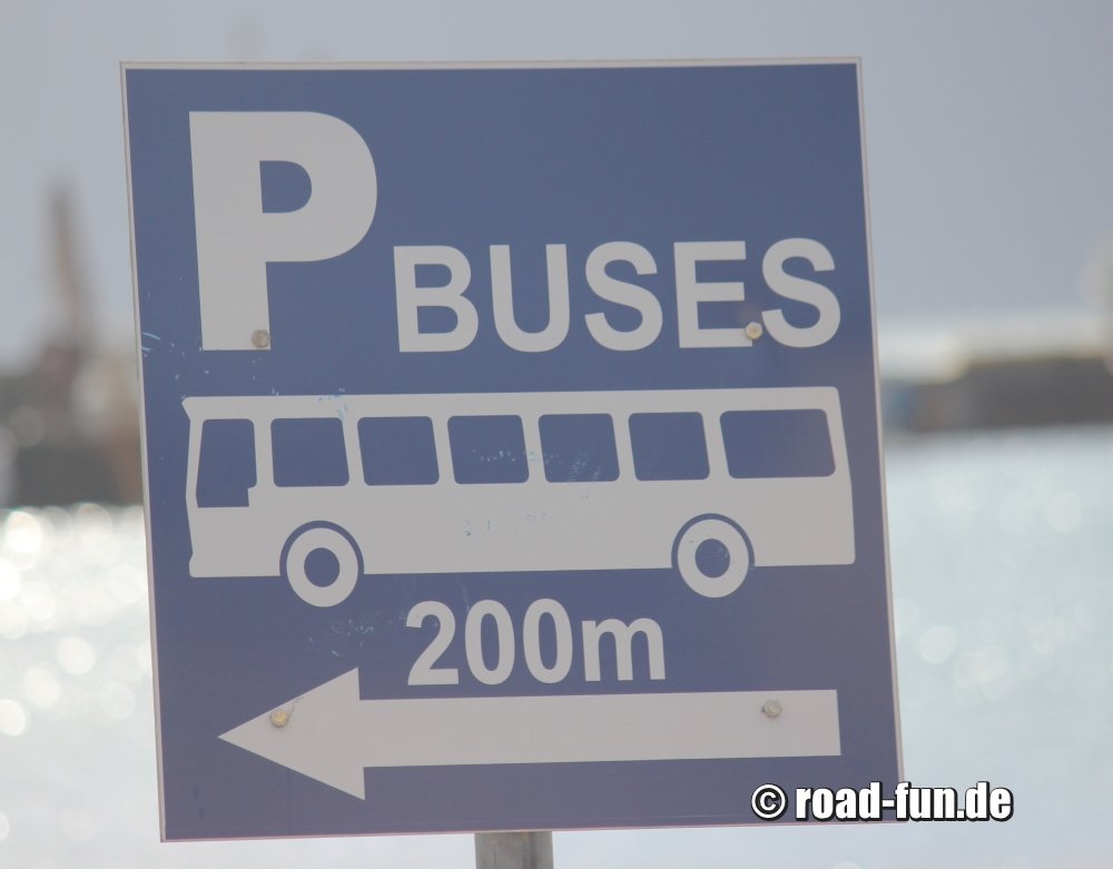 Hinweisschild Island - Bus Parkplatz