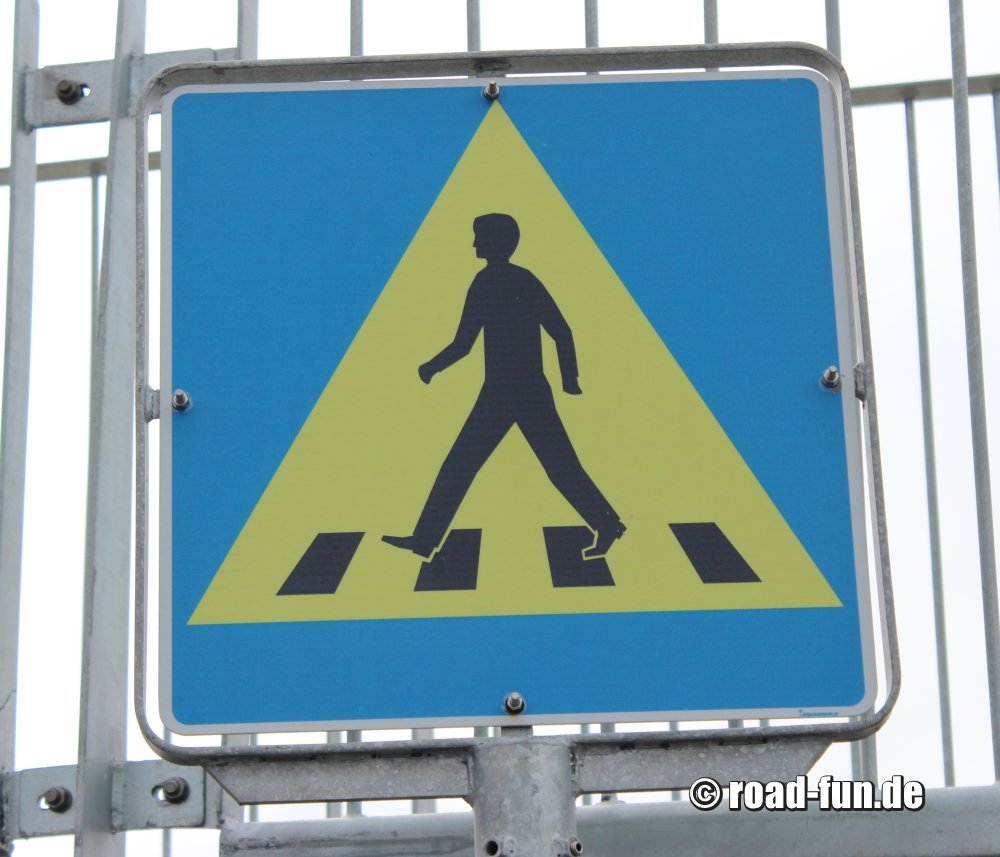 Hinweisschild Island - Fussgaengerueberweg