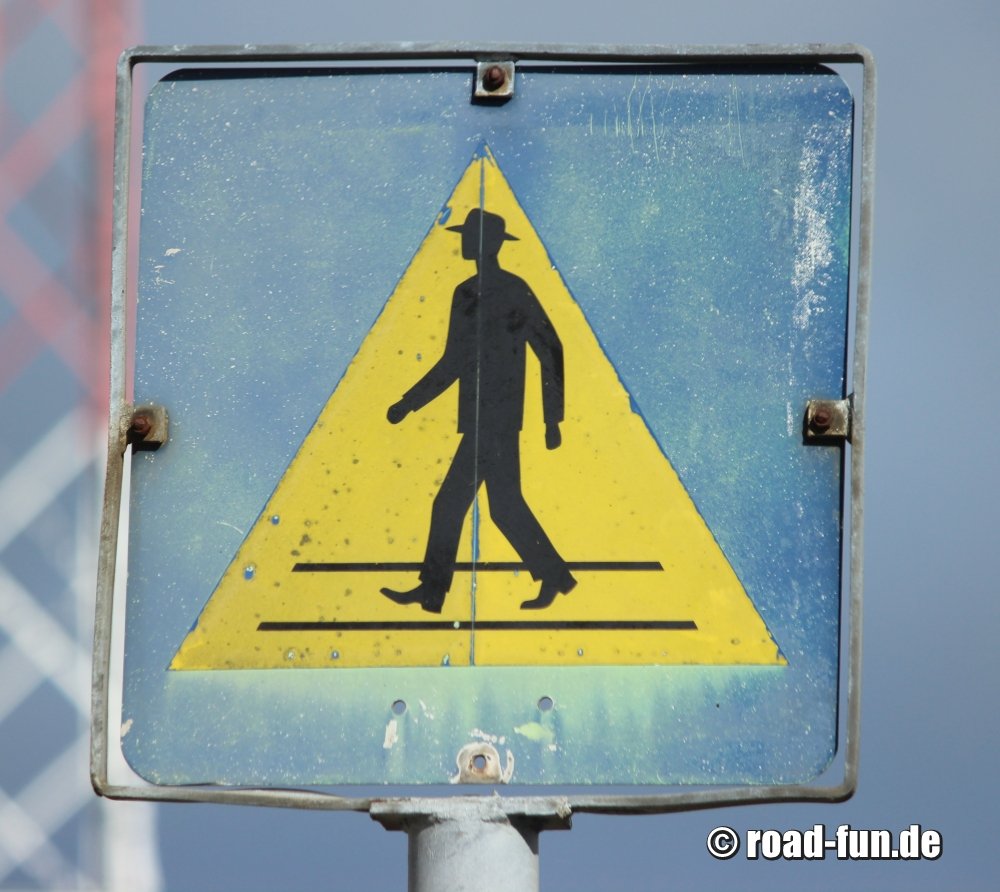 Hinweisschild Island - Fussgaengerueberweg