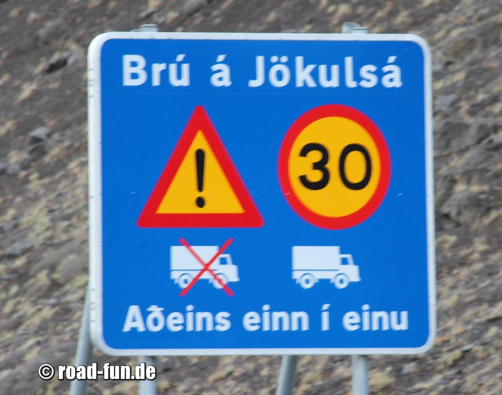 Hinweisschild Island - Jökulsa Brücke
