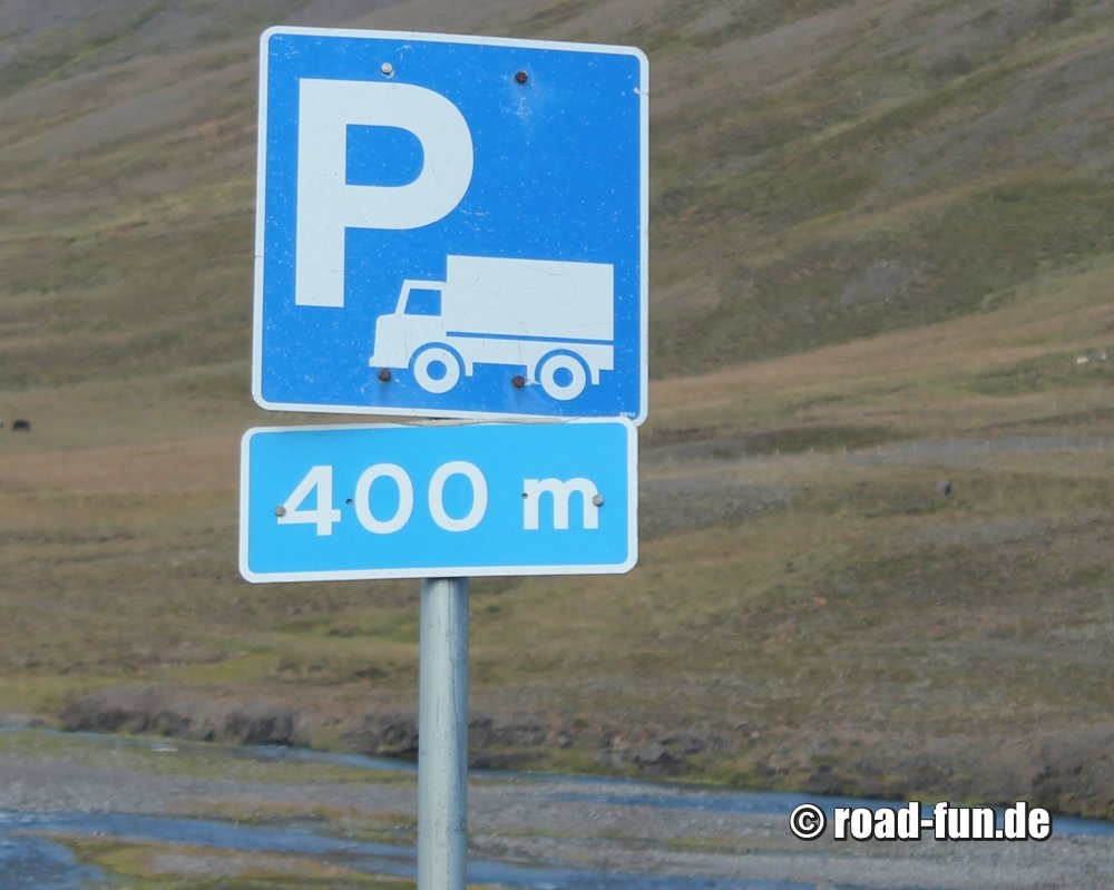 Hinweisschild Island - Parkplatz LKW