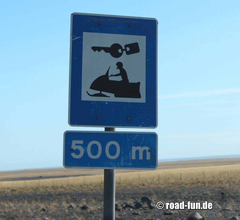 Hinweisschild Island - Schneemobilverleih