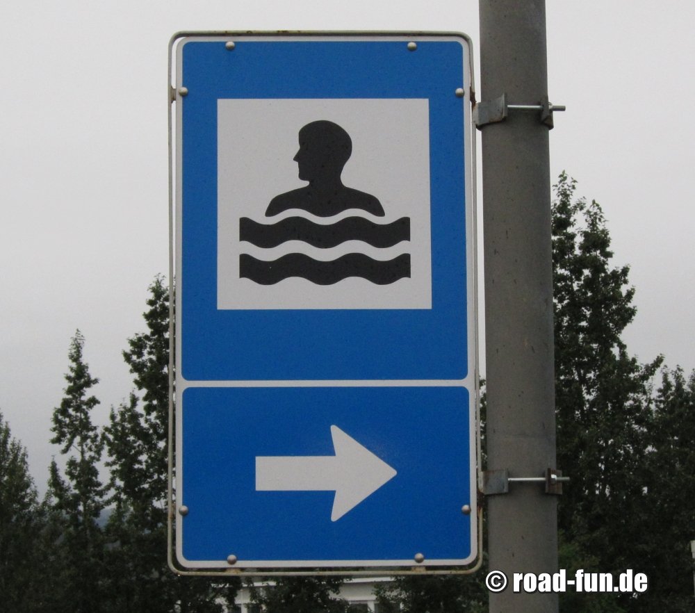 Hinweisschild Island - Schwimmbad