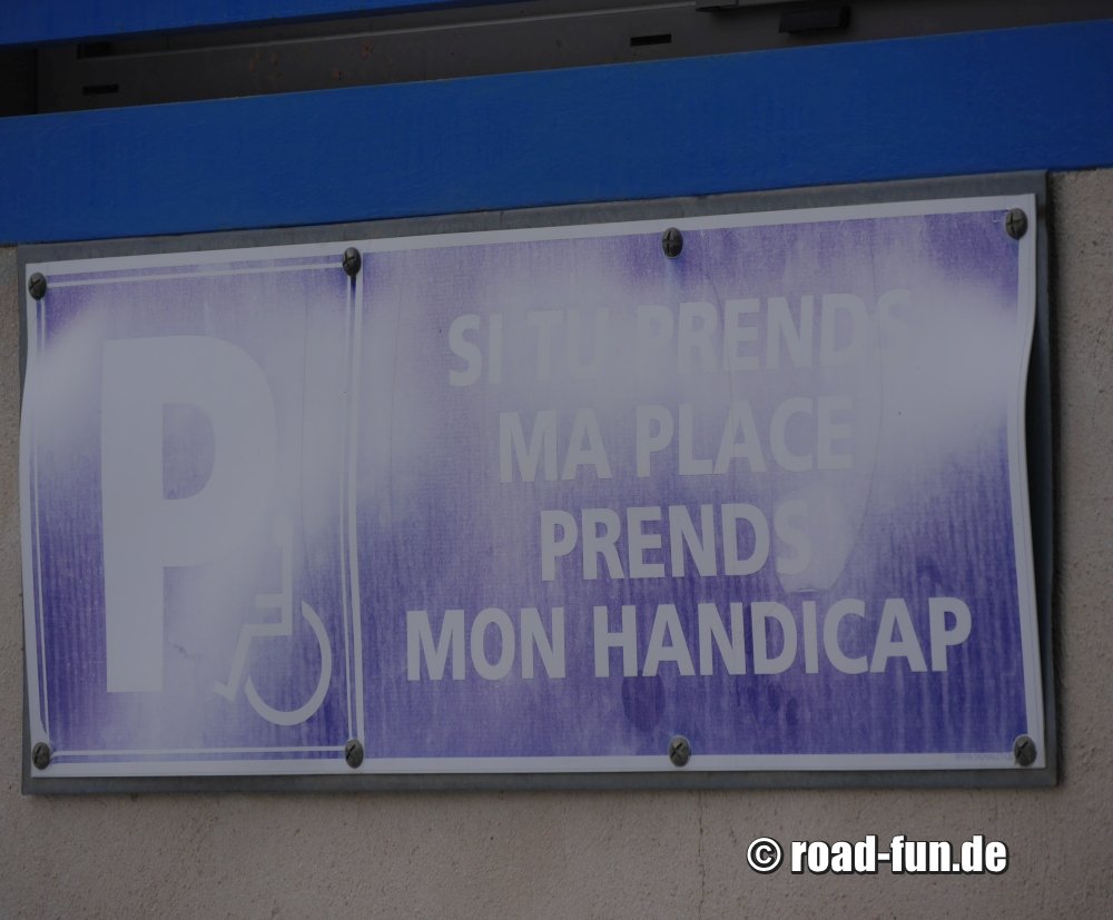 Hinweisschild Korsika - Behinderten Parkplatz
