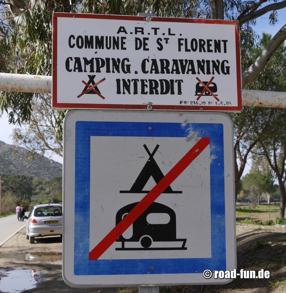 Hinweisschild Korsika - Camping Verbot