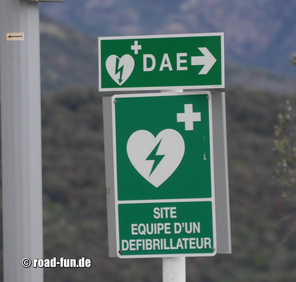 Hinweisschild Korsika - Defibrillator