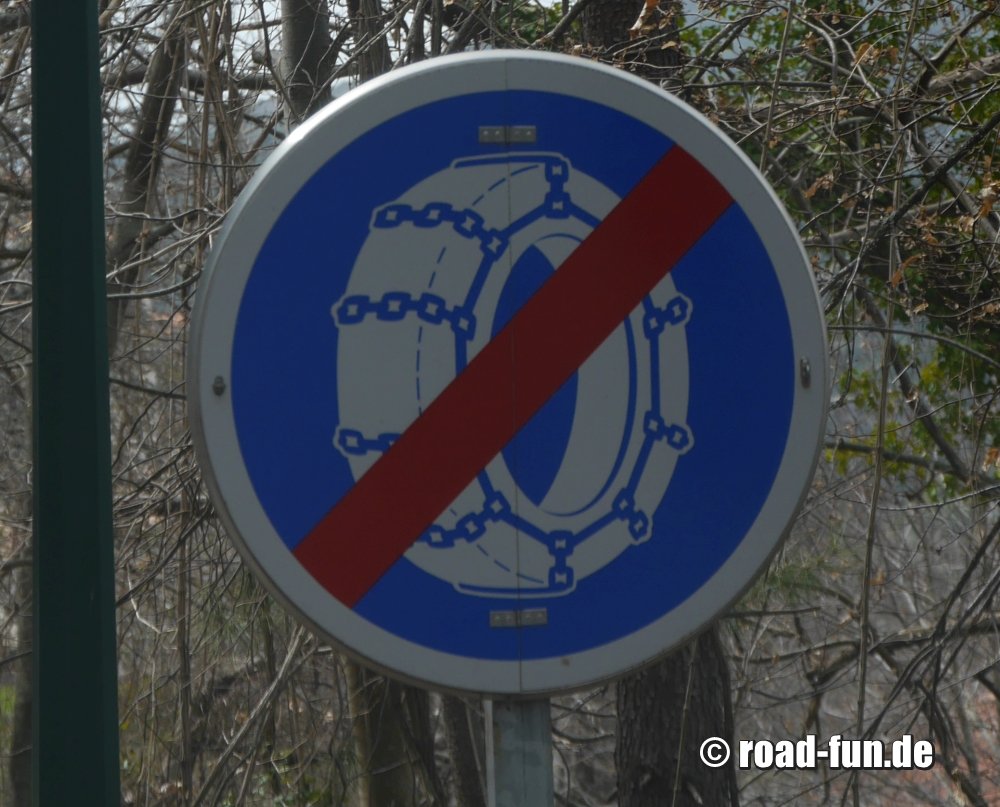 Hinweisschild Korsika - Keine Schneeketten