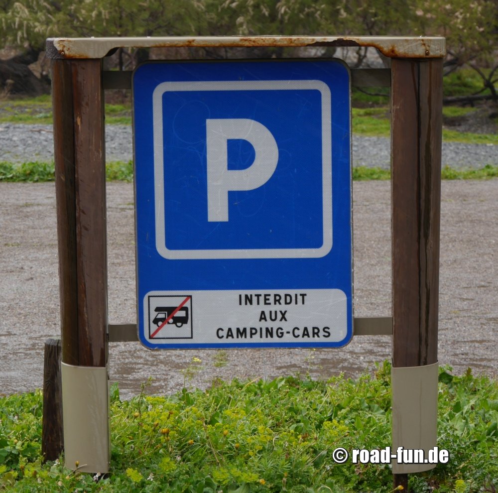Hinweisschild Korsika - Parkplatz - Parkverbot Camping Cars