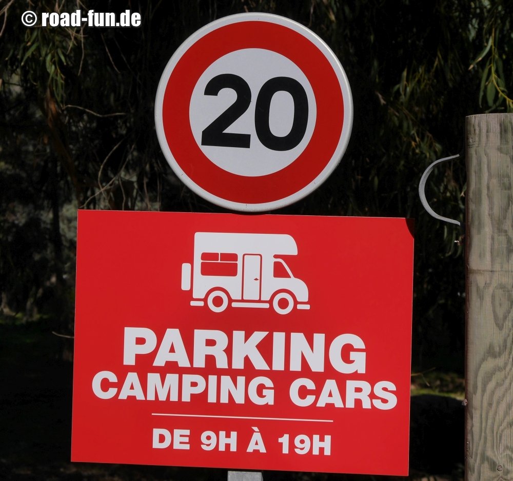 Hinweisschild Korsika - Parkplatz Camping Cars