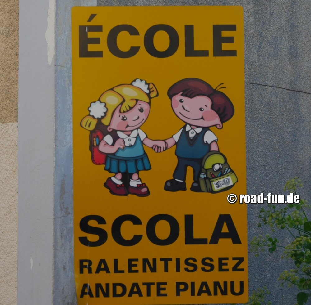 Hinweisschild Korsika - Schulkinder unterwegs