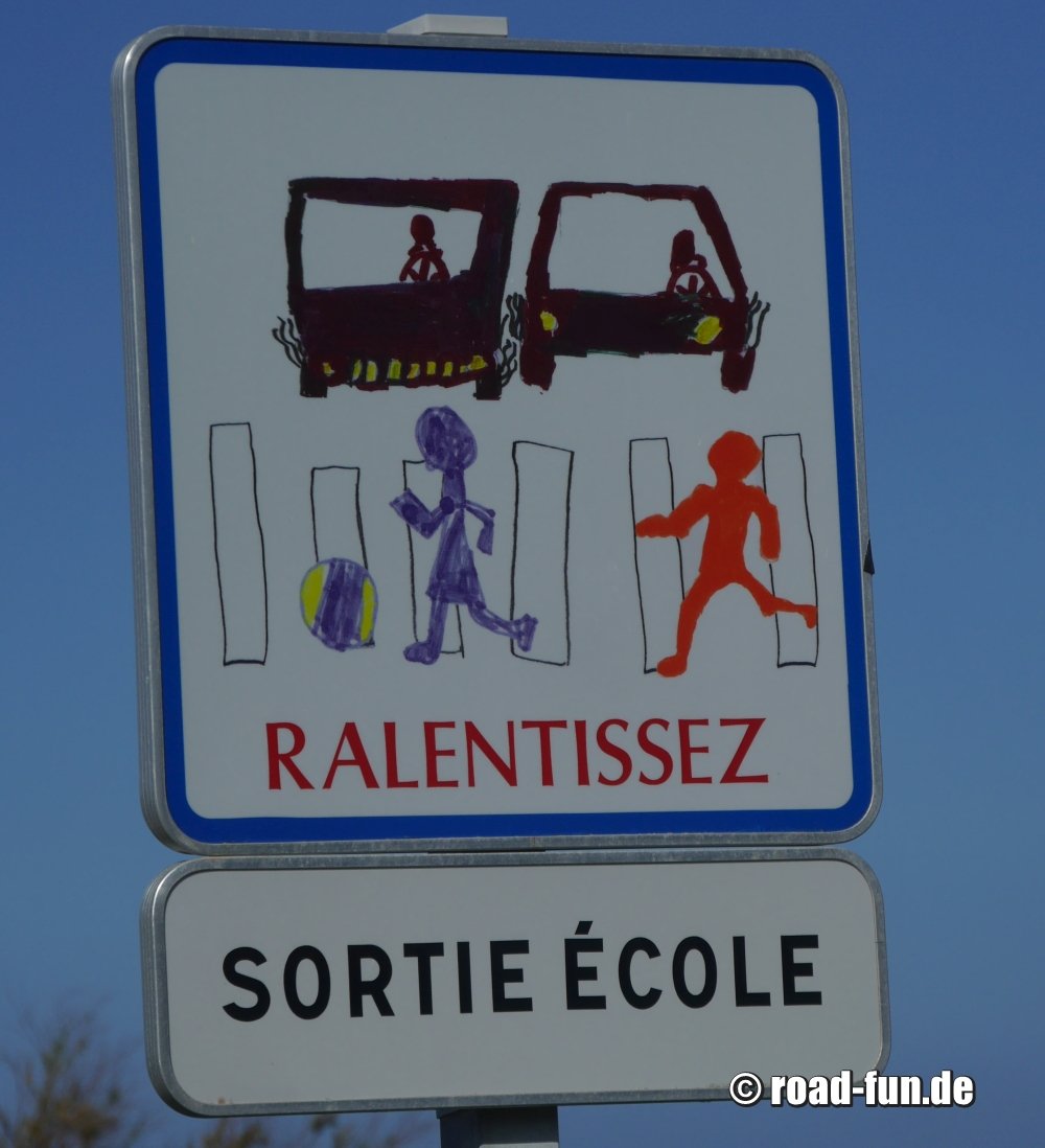 Hinweisschild Korsika - Schulkinder unterwegs