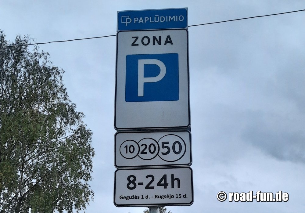 Hinweisschild Litauen - Gebührenpflichtiger Parkplatz