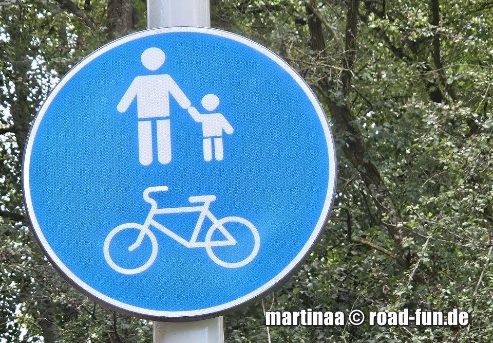 Hinweisschild Litauen - Gehweg & Radweg