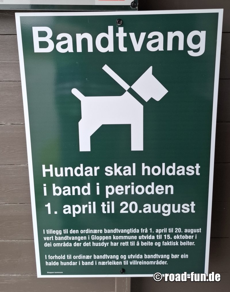 Hinweisschild Norwegen - Leinenpflicht Hunde