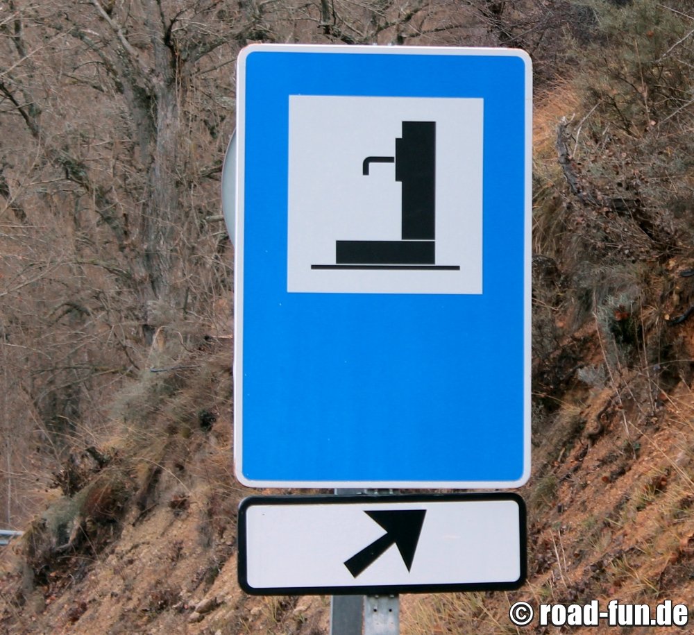 Hinweisschild Spanien - Brunnen