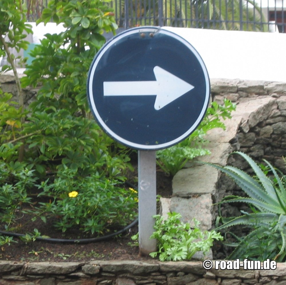 Hinweisschild Spanien - Richtungspfeil