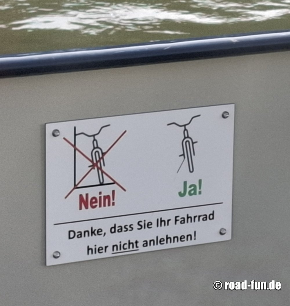 Hinweissschild Deutschland - Fahrrad nicht anlehnen