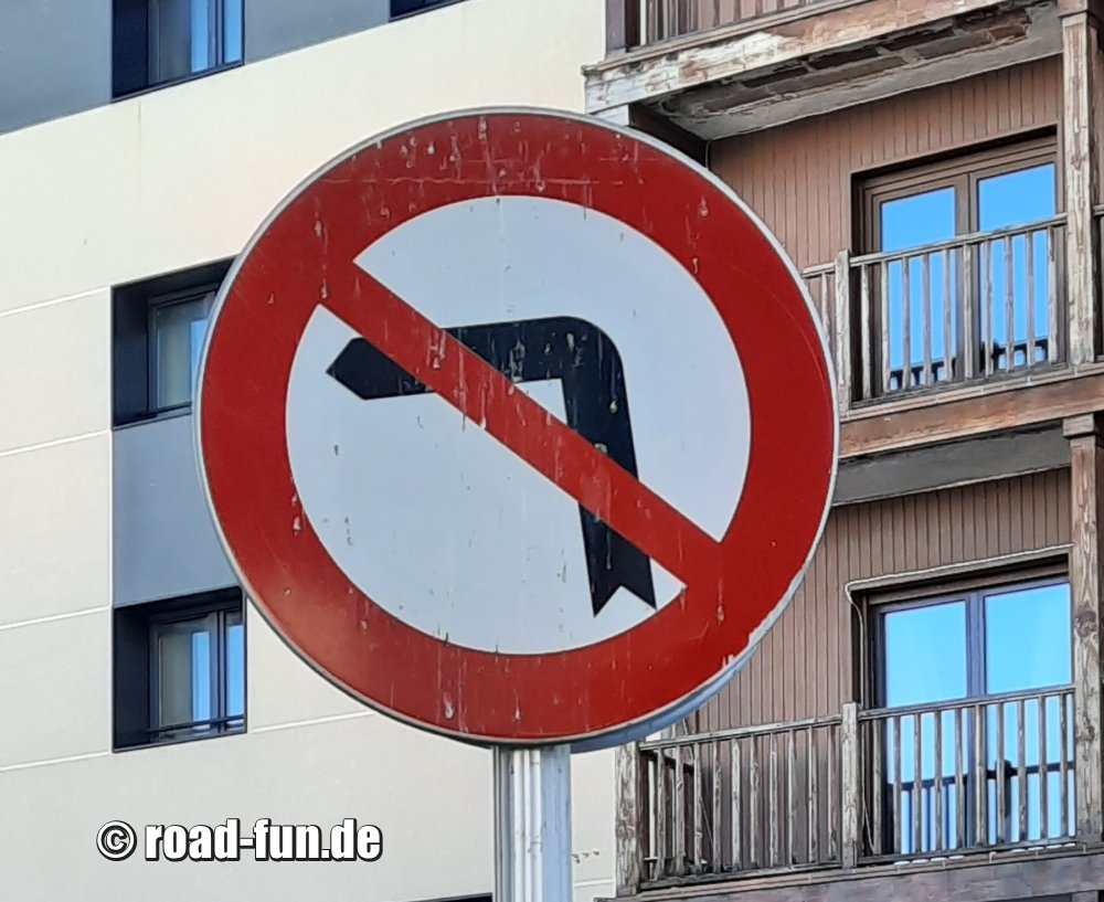 Verbotsschild Andorra - Abbiegen verboten