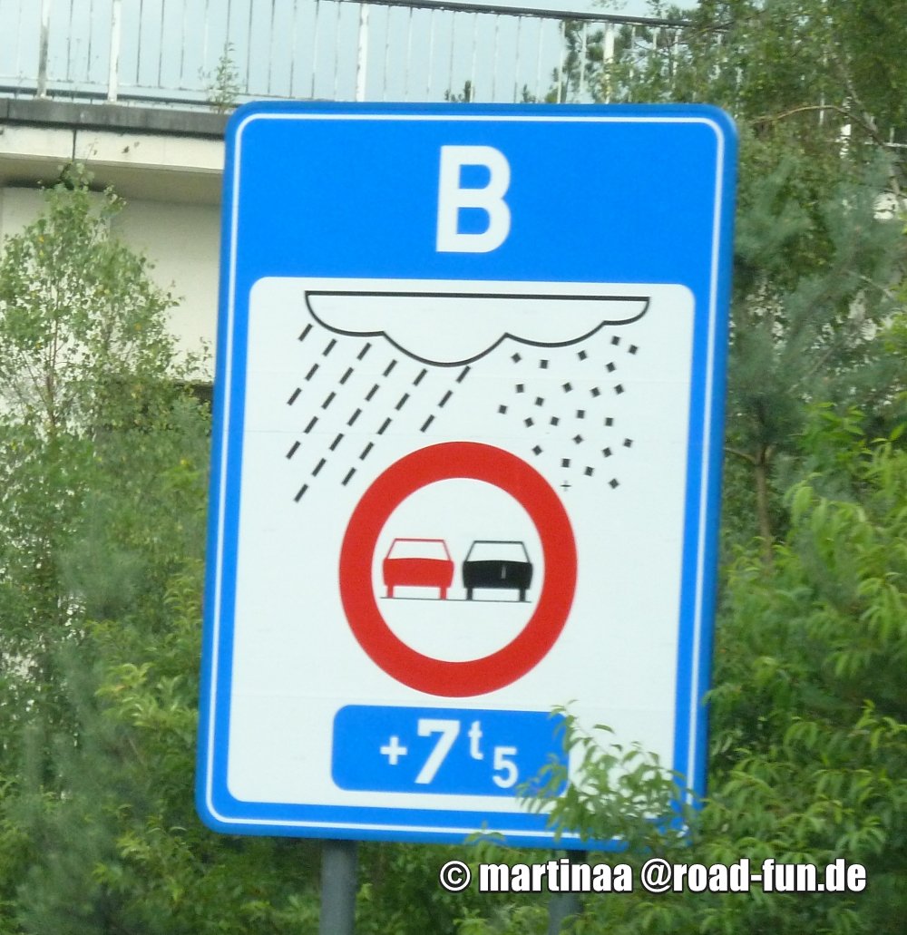 Verbotsschild Belgien -  Überholverbot bei Regen